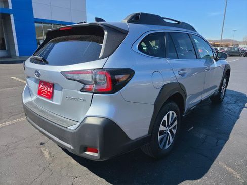 Used 2023 Subaru Outback Premium image 5