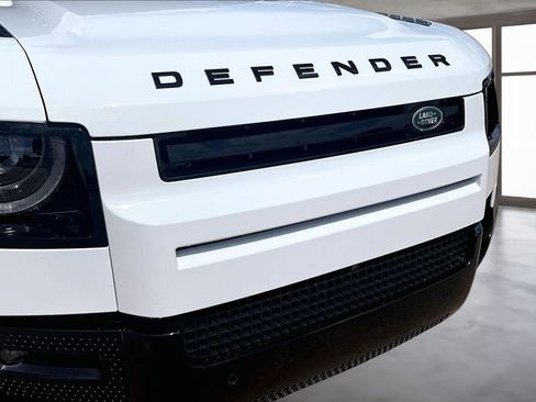 Certified 2025 Land Rover Defender 130 X-Dynamic SE AWD/4WD image 29