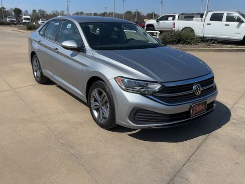 Used 2024 Volkswagen Jetta SE image 2