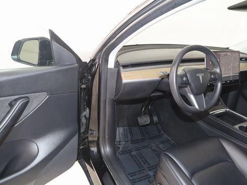 Used 2022 Tesla Model Y Long Range image 46