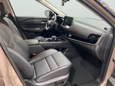 Used 2025 Nissan Rogue SL AWD/4WD image 11