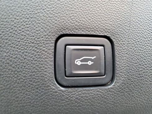 Used 2020 Chevrolet Traverse LT image 36