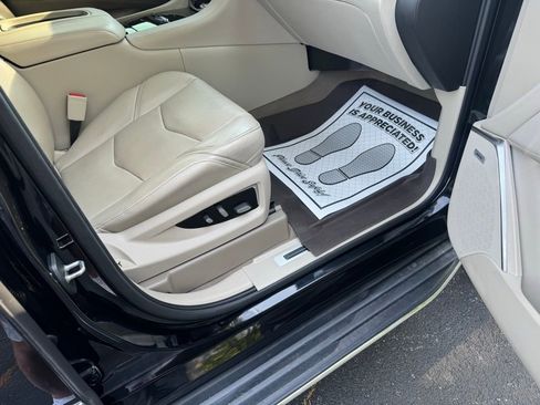 Used 2018 Cadillac Escalade Luxury AWD/4WD image 16