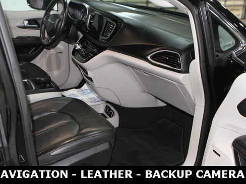 Used 2020 Chrysler Pacifica Touring-L Plus w/ Tire & Wheel Group image 24