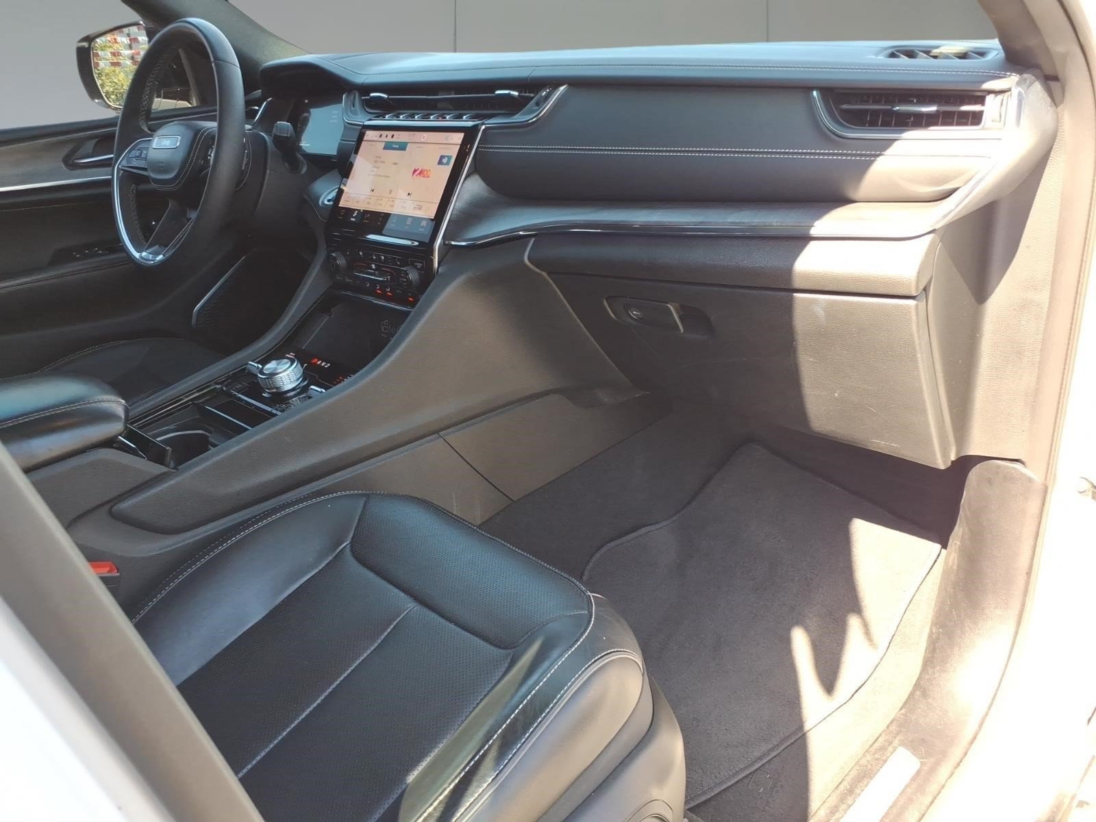 Used 2023 Jeep Grand Cherokee Overland AWD/4WD image 7