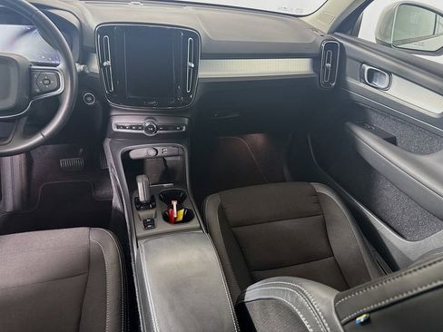 Used 2020 Volvo XC40 T5 Momentum image 23