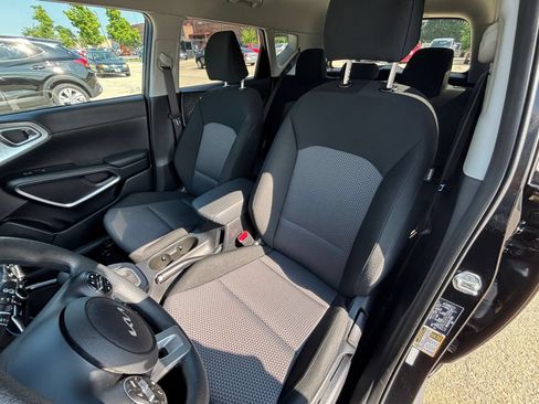 Used 2025 Kia Soul LX w/ LX Technology Package FWD image 34