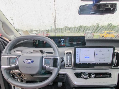 Used 2025 Ford Expedition Active AWD/4WD image 30