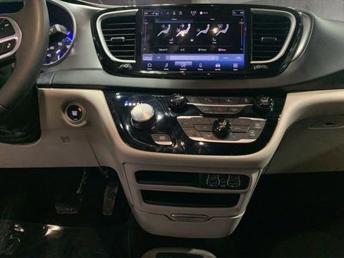 Used 2024 Chrysler Pacifica Touring-L image 10