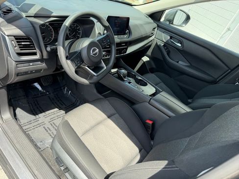 Used 2024 Nissan Rogue SV FWD image 2