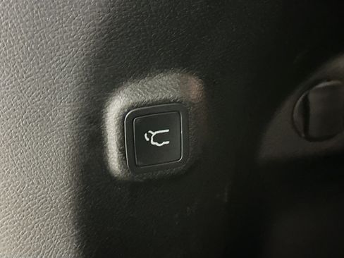 Used 2019 Jeep Cherokee Latitude Plus w/ Comfort/Convenience Group image 30