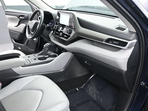 Used 2021 Toyota Highlander XLE FWD image 29
