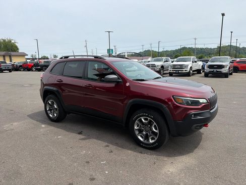 Used 2019 Jeep Cherokee Trailhawk w/ Cold Weather Group AWD/4WD image 3