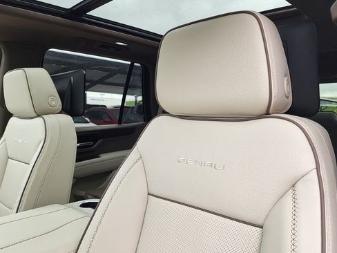 New 2026 GMC Yukon Denali w/ Denali Reserve Package AWD/4WD image 17