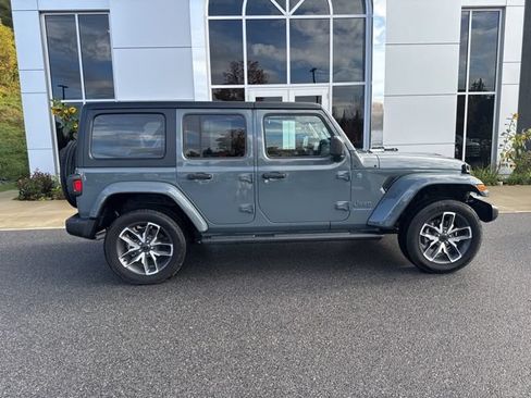 Used 2024 Jeep Wrangler Unlimited w/ Convenience Group AWD/4WD image 8