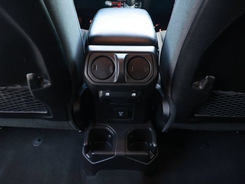 Used 2025 Jeep Wrangler Unlimited Rubicon AWD/4WD image 32