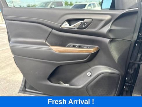 Used 2023 GMC Acadia SLE w/ Driver Convenience Package FWD image 11