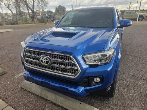 Used 2016 Toyota Tacoma TRD Sport image 9