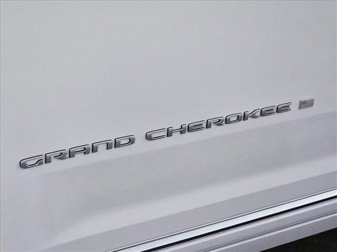 New 2025 Jeep Grand Cherokee Summit image 9