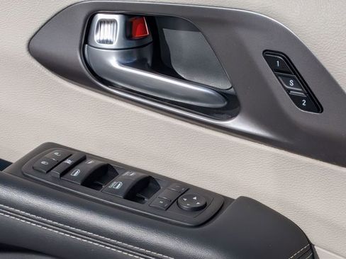 Used 2024 Chrysler Pacifica Touring-L image 14