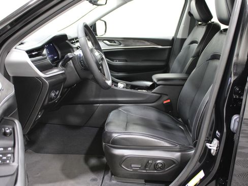 Used 2023 Jeep Grand Cherokee Limited w/ Black Appearance Package image 3