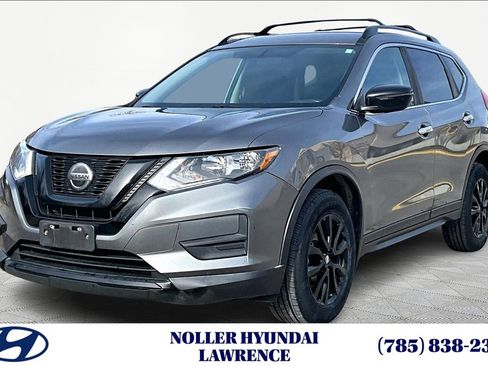 Used 2018 Nissan Rogue SV image 1