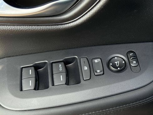 Certified 2025 Honda HR-V LX image 17