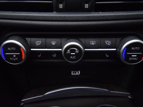 Used 2019 Alfa Romeo Giulia Ti AWD/4WD image 39