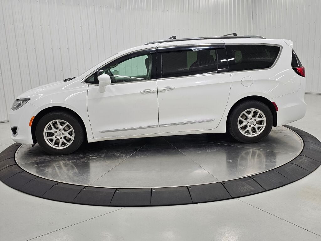 Used 2020 Chrysler Pacifica Touring-L FWD image 2