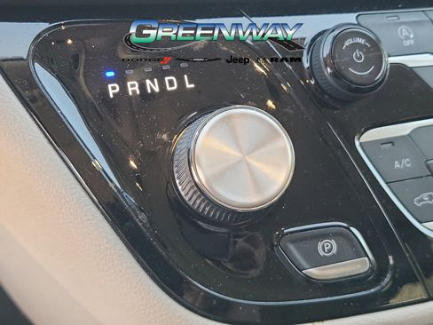 Used 2019 Chrysler Pacifica Limited image 26