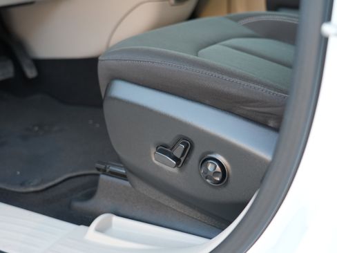 Used 2023 Chrysler Voyager LX image 18