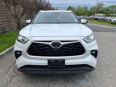 Used 2022 Toyota Highlander XLE AWD/4WD image 2