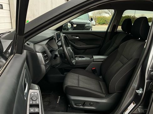 Used 2025 Nissan Rogue SV image 10