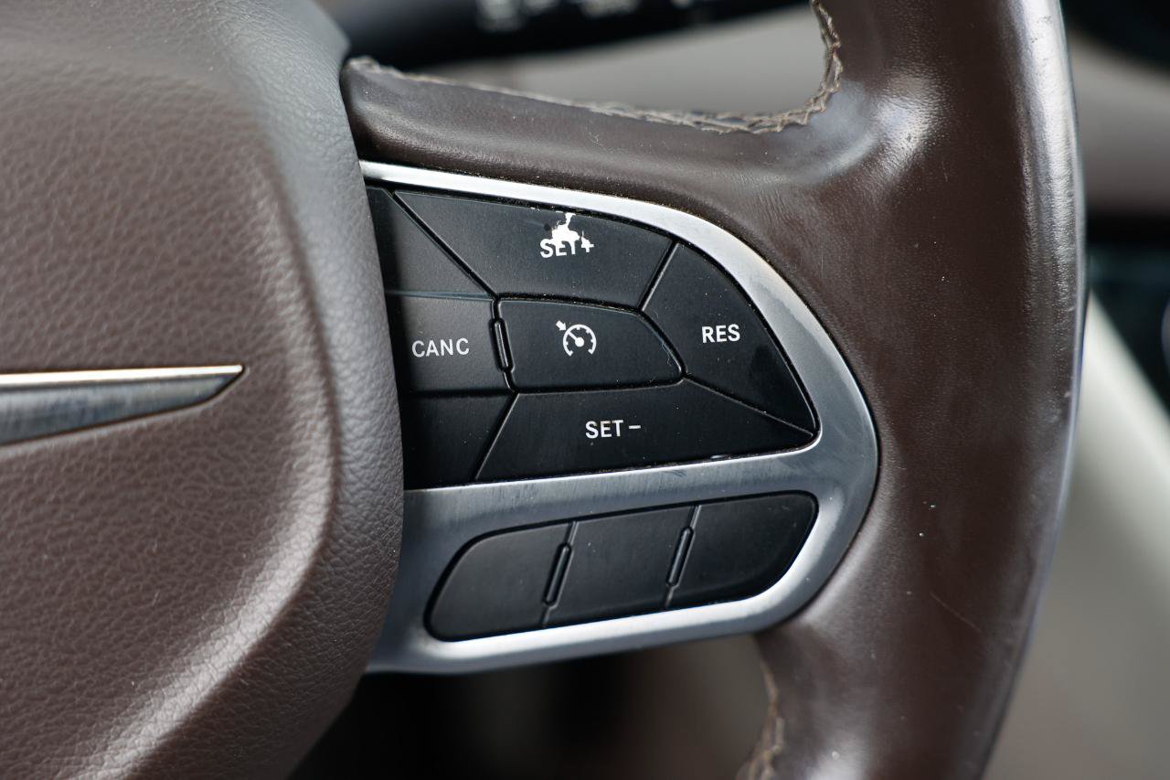 Used 2018 Chrysler Pacifica Touring-L FWD image 26