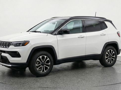 Used 2025 Jeep Compass Trailhawk AWD/4WD image 3