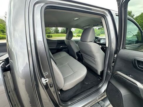 Used 2022 Toyota Tacoma SR5 RWD image 17