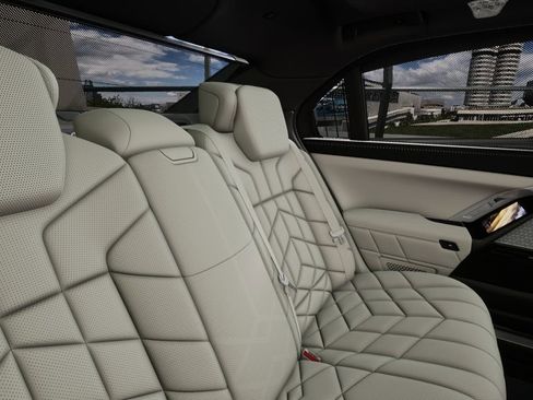 Used 2026 BMW i7 eDrive50 w/ Executive Package image 34