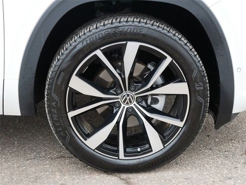 Certified 2025 Volkswagen Atlas SEL Premium R-Line image 9
