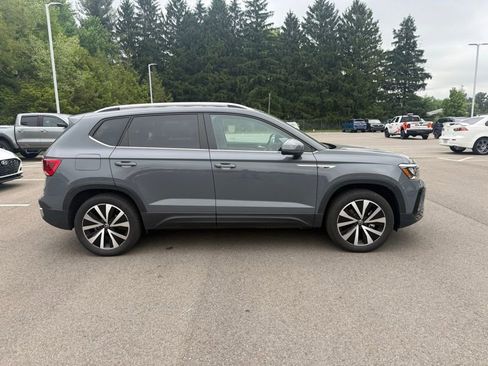 Used 2023 Volkswagen Taos SE w/ Panoramic Sunroof Package AWD/4WD image 5
