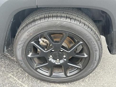 Used 2020 Jeep Renegade Altitude FWD image 23