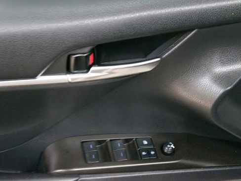 Used 2021 Toyota Camry SE FWD image 12