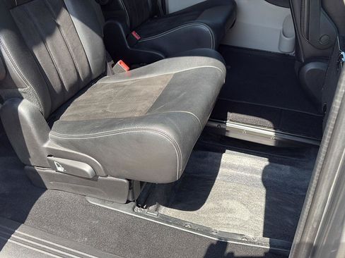 Used 2019 Dodge Grand Caravan SXT FWD image 17