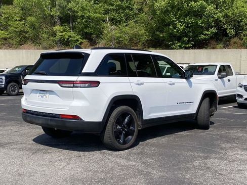 Used 2023 Jeep Grand Cherokee Altitude RWD image 3