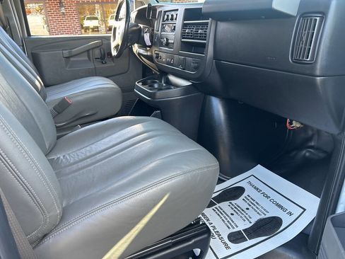Used 2018 Chevrolet Express 2500 w/ Driver Convenience Package image 21