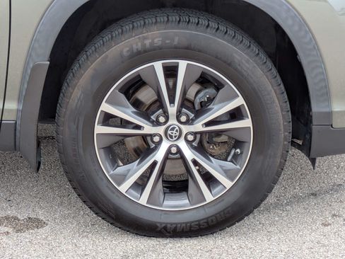 Used 2019 Toyota Highlander LE AWD/4WD image 11