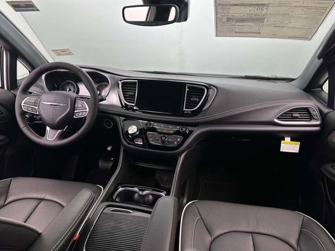 New 2026 Chrysler Pacifica Limited image 27