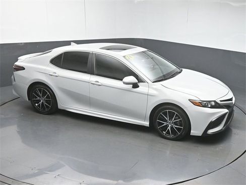 Used 2024 Toyota Camry SE image 39