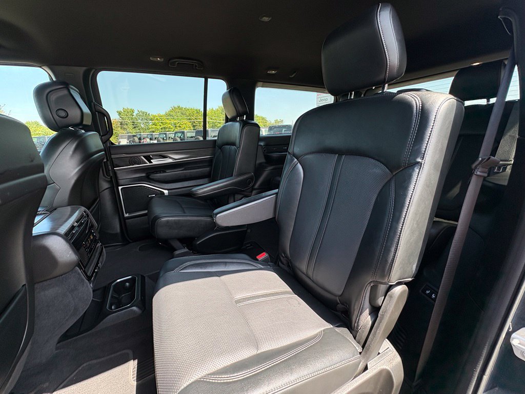 Used 2024 Jeep Wagoneer Series III AWD/4WD image 25
