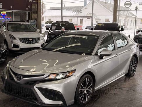 Used 2023 Toyota Camry SE image 2