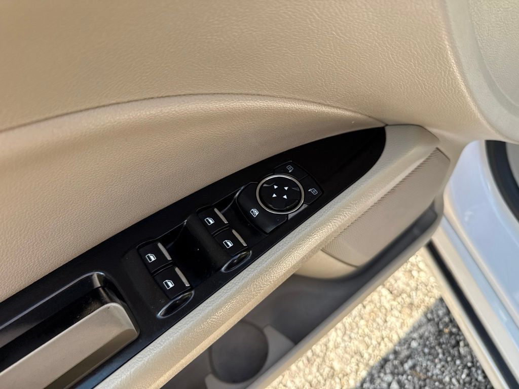 Used 2017 Ford Fusion SE AWD/4WD image 9